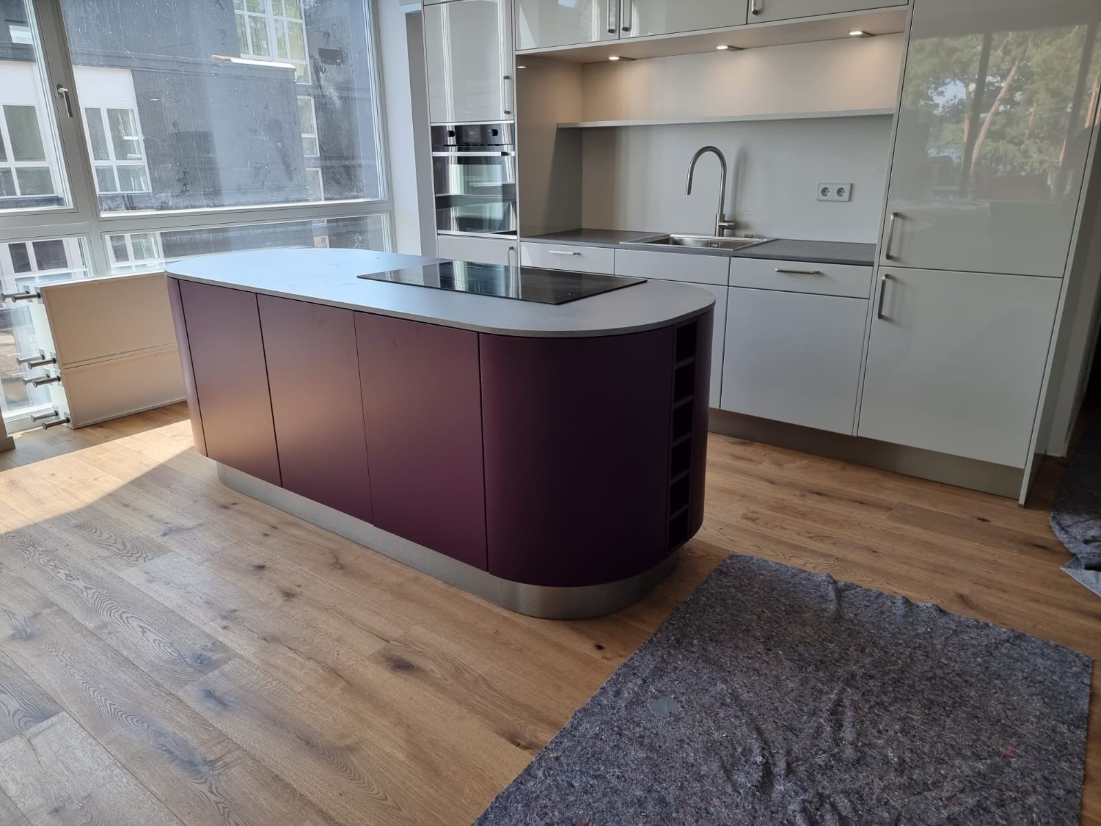 Referenzprojekt: Geschwungene Kochinsel in Aubergine
